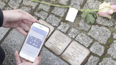 Mit einer App können die Stolpersteine gescannt werden – für weitere Informationen, Fotos und Interviews.