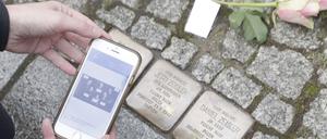 Mit einer App können die Stolpersteine gescannt werden – für weitere Informationen, Fotos und Interviews.