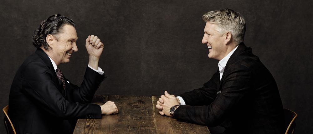 Das Leben als Möglichkeitsform: Martin Suter (links) lässt es sich von Bastian Schweinsteiger erzählen.