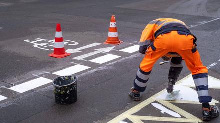 Markierungen für eine Fahrradsstraße.