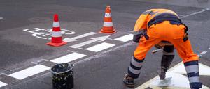 Markierungen für eine Fahrradsstraße.