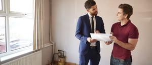 immobilienmarkt,wohnungssuche,makler *** real estate market,housing search,brokers mmq-wrc,model released, Symbolfoto
