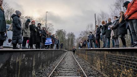 Eigenes Gedenken: Am Mahnmal Gleis 17 lasen die Teilnehmenden auf Hebräisch und Deutsch aus dem Tanach vor. 