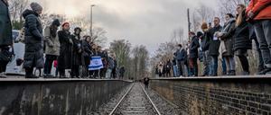Eigenes Gedenken: Am Mahnmal Gleis 17 lasen die Teilnehmenden auf Hebräisch und Deutsch aus dem Tanach vor.