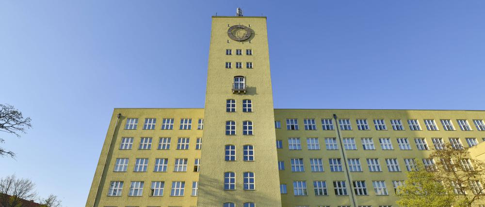 Wahrzeichen: der Uhrenturm des Carossa-Quartiers.