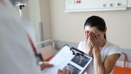 Eine Frau im Krankenhaus beim Gynäkologen bei einer Fehlgeburt.