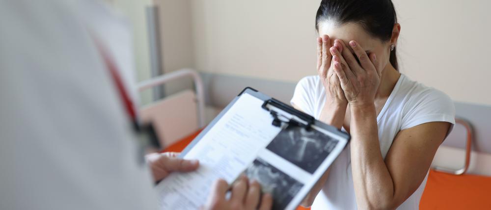 Eine Frau im Krankenhaus beim Gynäkologen bei einer Fehlgeburt.