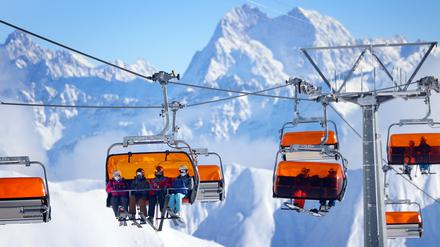 Skifahrer sitzen im Skigebiet Ischgl in einem Sessellift.