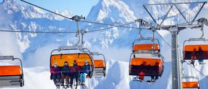 Skifahrer sitzen im Skigebiet Ischgl in einem Sessellift.