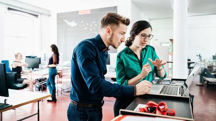Besonders IT-Fachkräfte werden derzeit händeringend gesucht. Siemens versucht, aussichtsreiche Kandidaten mit Antrittsprämien zu locken. 