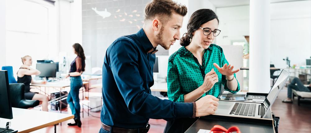 Besonders IT-Fachkräfte werden derzeit händeringend gesucht. Siemens versucht, aussichtsreiche Kandidaten mit Antrittsprämien zu locken. 