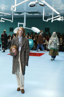 Mit einer Explosion aus bunten Farben und verschiedenen Stoffen eröffnete Gucci-Designer Alessandro Michele die Mailänder Modewoche.