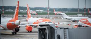 Flugzeuge von Easy Jet sind auf dem Vorfeld neuen Flughafens Berlin-Brandenburg Willy-Brandt geparkt. Bei Sitzungen des Aufsichtsrats und der Gesellschafterversammlung der Flughafen Berlin Brandenburg GmbH soll unter anderem über eine vorübergehende Schließung des Flughafens Tegel beraten werden. +++ dpa-Bildfunk +++
