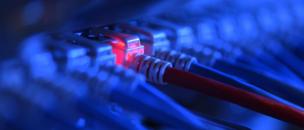 Ein Netzwerk-Kabelstecker leuchtet in der Netzwerkzentrale der Messe zu Kontrollzwecken rot. (zu dpa "Neues IT-Sicherheitsgesetz kommt nicht mehr vor Sommer") +++ dpa-Bildfunk +++