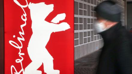 Ein Mann mit Maske geht zu einer Pressekonferenz im Vorfeld der 72. Berlinale. Rund drei Wochen vor Festivalbeginn stehen die Wettbewerbsfilme der Berlinale fest. +++ dpa-Bildfunk +++