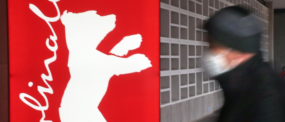Ein Mann mit Maske geht zu einer Pressekonferenz im Vorfeld der 72. Berlinale. Rund drei Wochen vor Festivalbeginn stehen die Wettbewerbsfilme der Berlinale fest. +++ dpa-Bildfunk +++