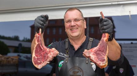 Olaf Mahr mit zwei Tomahawksteaks.  „Neue Cuts“ wie dieser und hohe Fleischqualität ermöglichen höhere Preise, was auch den Bauern zugute kommt.