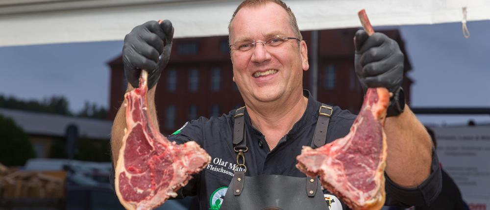 Olaf Mahr mit zwei Tomahawksteaks. „Neue Cuts“ wie dieser und hohe Fleischqualität ermöglichen höhere Preise, was auch den Bauern zugute kommt.