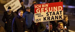 Trügerische Sicherheit: Eine Demonstration von Querdenker:innen im Januar 2022 in Halle an der Saale.