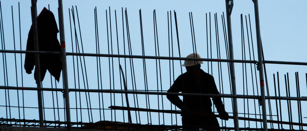 Bauarbeiter stehen auf dem Neubau eines Mehrfamilienhauses im Neubaugebiet Hannover-Kronsrode. Das Statistische Bundesamt veröffentlicht am 24.09.2021 Zahlen zu Bauhauptgewerbe (Auftragseingangsindex) im Juli 2021. +++ dpa-Bildfunk +++