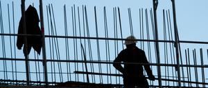 Bauarbeiter stehen auf dem Neubau eines Mehrfamilienhauses im Neubaugebiet Hannover-Kronsrode. Das Statistische Bundesamt veröffentlicht am 24.09.2021 Zahlen zu Bauhauptgewerbe (Auftragseingangsindex) im Juli 2021. +++ dpa-Bildfunk +++