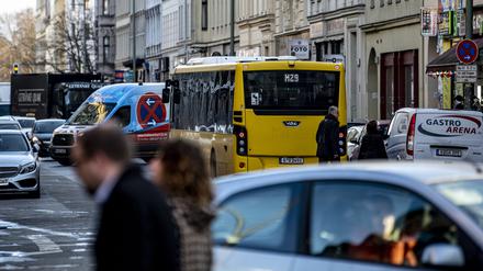 Die Oranienstraße ist mit Pkws, Bussen und Fußgängern gefüllt. Die Pläne des Berliner Bezirks Friedrichshain- Kreuzberg für eine weitgehend autofreie Oranienstraße sorgen auch für Protest.