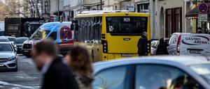 Die Oranienstraße ist mit Pkws, Bussen und Fußgängern gefüllt. Die Pläne des Berliner Bezirks Friedrichshain- Kreuzberg für eine weitgehend autofreie Oranienstraße sorgen auch für Protest.