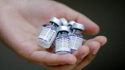 Ampullen mit dem Corona-Impfstoff von Biontech/Pfizer