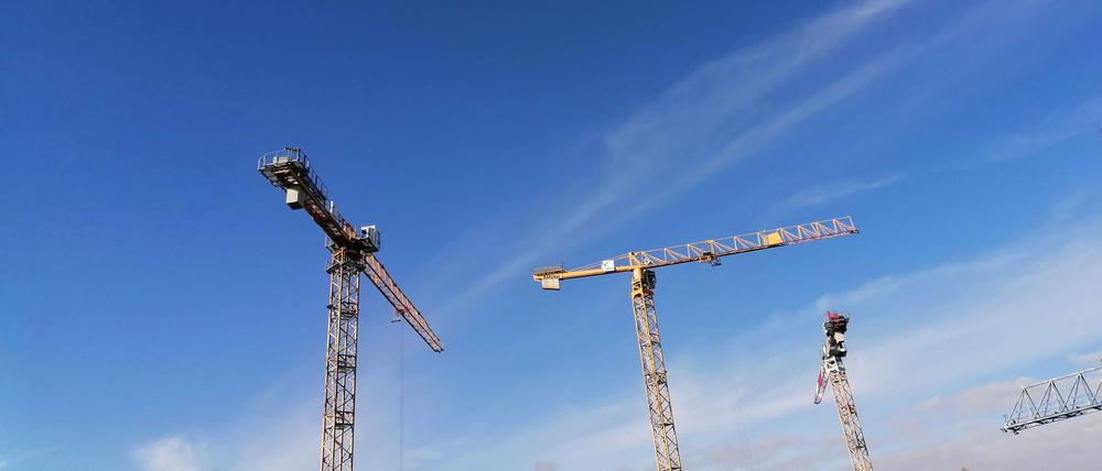 Berlin - Deutschland. Kräne vor blauem Himmel. *** Berlin Germany cranes against blue sky 