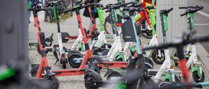 Immer wieder gibt es Ärger wegen unsachgemäß abgestellter E-Scooter.
