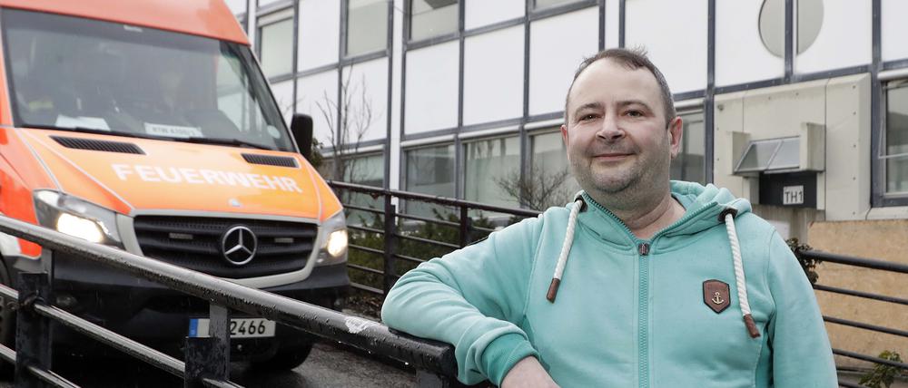 Jörg Püschmann vor dem Vivantes Klinikum Neukölln.