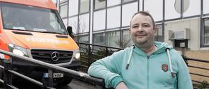 Jörg Püschmann vor dem Vivantes Klinikum Neukölln.