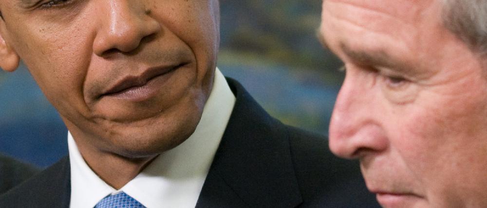 Obama schaut Bush boese an
