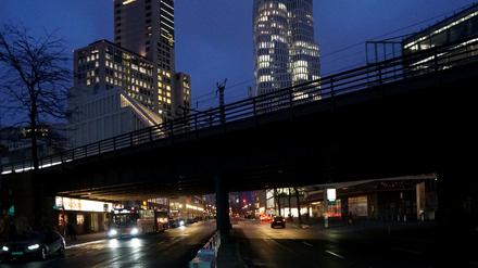 Unter der Brücke in der Charlottenburger Kantstraße herrscht Dunkelheit.