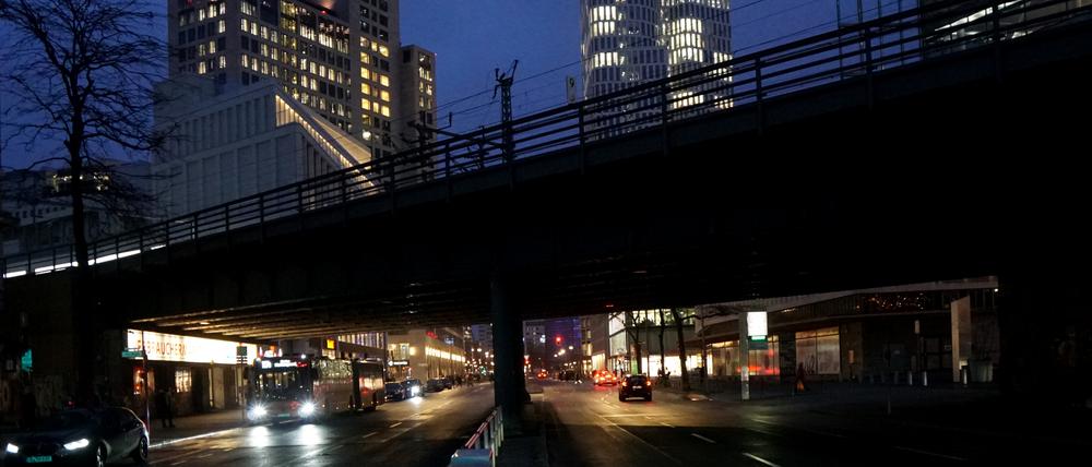 Unter der Brücke in der Charlottenburger Kantstraße herrscht Dunkelheit.