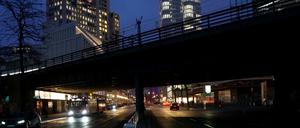 Unter der Brücke in der Charlottenburger Kantstraße herrscht Dunkelheit.