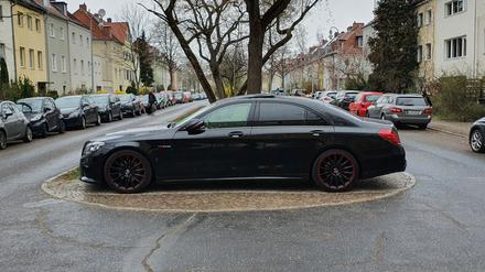 Ein Falschparker so lang, wie der Mittelstreifen breit. 