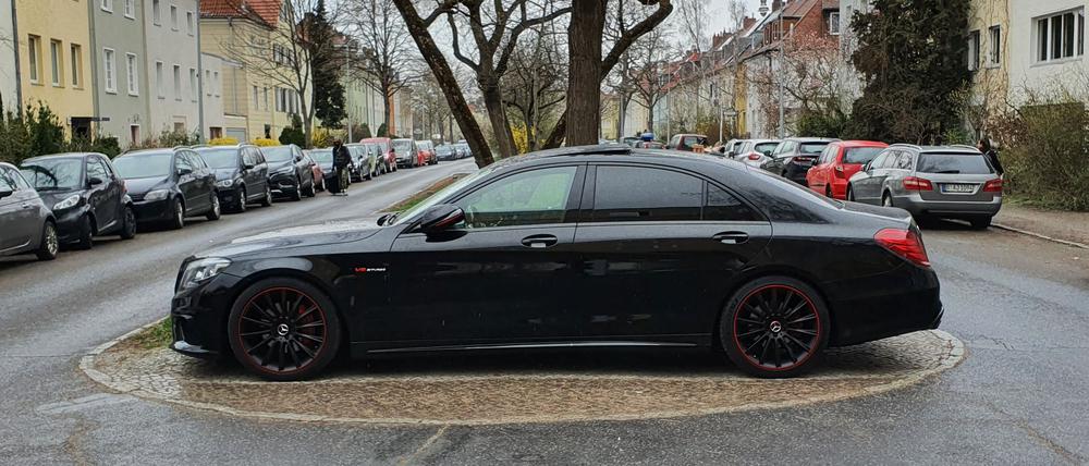 Ein Falschparker so lang, wie der Mittelstreifen breit. 