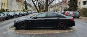 Ein Falschparker so lang, wie der Mittelstreifen breit.