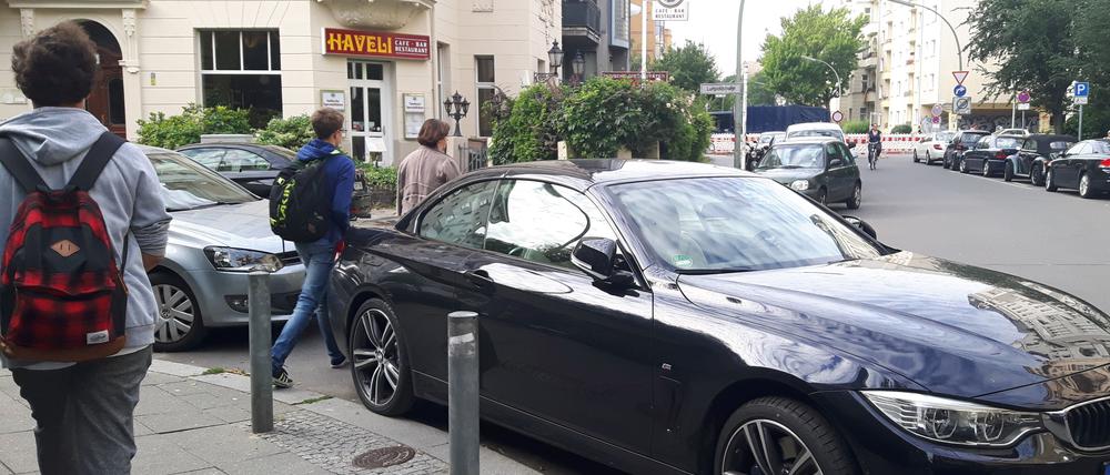 Nur einen schmalen Durchlass für Fußgänger lässt dieser Eckenparker.