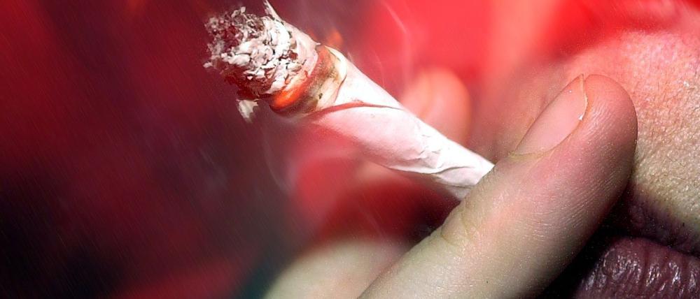 Eine Frau raucht einen Joint. 