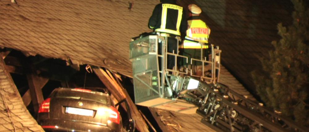 Auto hebt ab und landet im Kirchendach