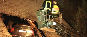 Auto hebt ab und landet im Kirchendach