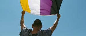 Flagge für nicht-binäre Personen. Die „Non-binary“ Flagge wurde von Kye Rowan geschaffen. Gelb repräsentiert jenseits der Binarität, Weiß steht für viele/alle Geschlechter, Violett präsentiert einen Mix aus weiblich und männlich, und Schwarz steht für eine Abwesenheit von Gender.