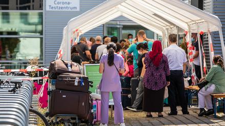 Reiserückkehrer stehen Am 8. August vor dem Corona-Testzentrum am Flughafen Stuttgart. 