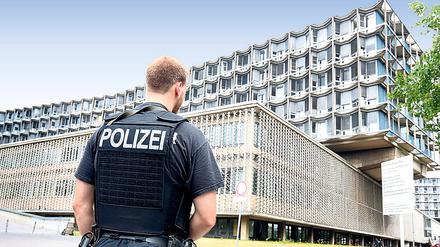 Ein Polizist sichert einen Tatort (Symbolbild).