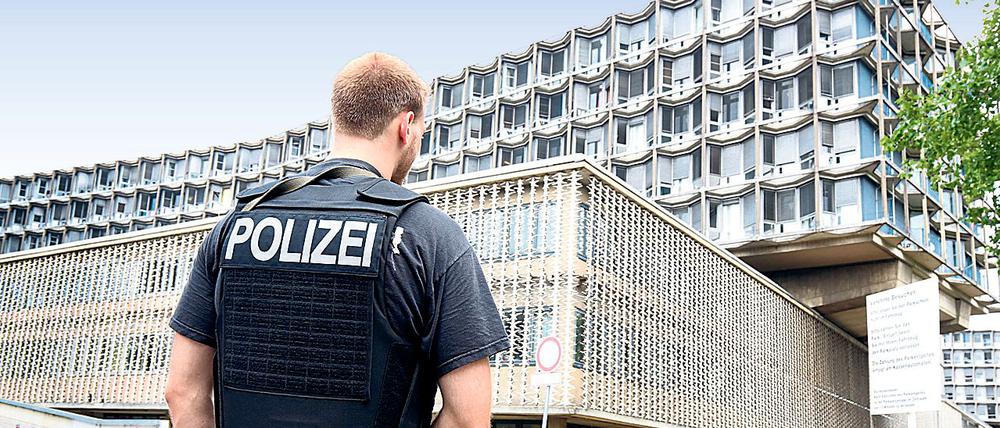 Ein Polizist sichert einen Tatort (Symbolbild).