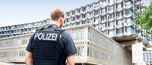 Ein Polizist sichert einen Tatort (Symbolbild).