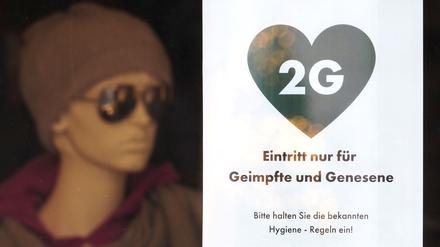 Diese Schaufensterpuppe steckt sich garantiert nicht an. Im Einzelhandel gilt noch immer die 2G-Regel.