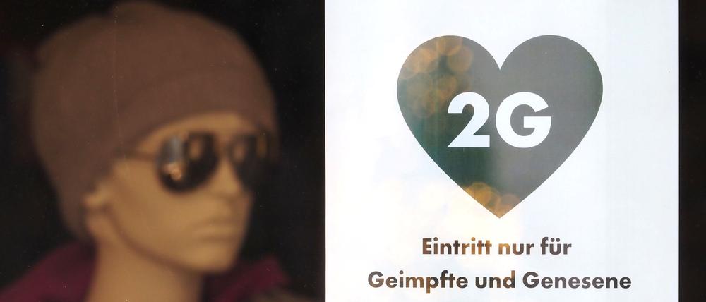 Diese Schaufensterpuppe steckt sich garantiert nicht an. Im Einzelhandel gilt noch immer die 2G-Regel.